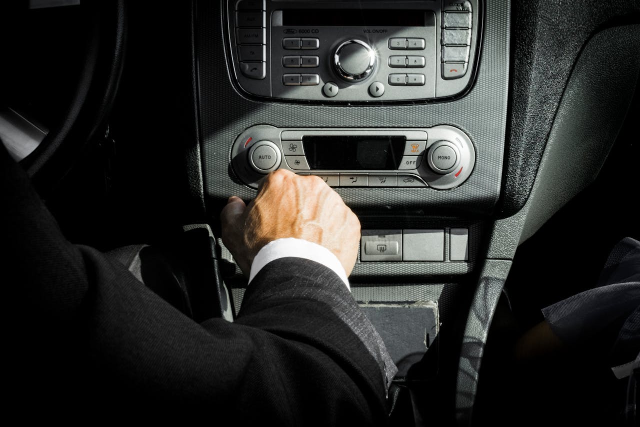 Hombre con traje negro dentro de un coche