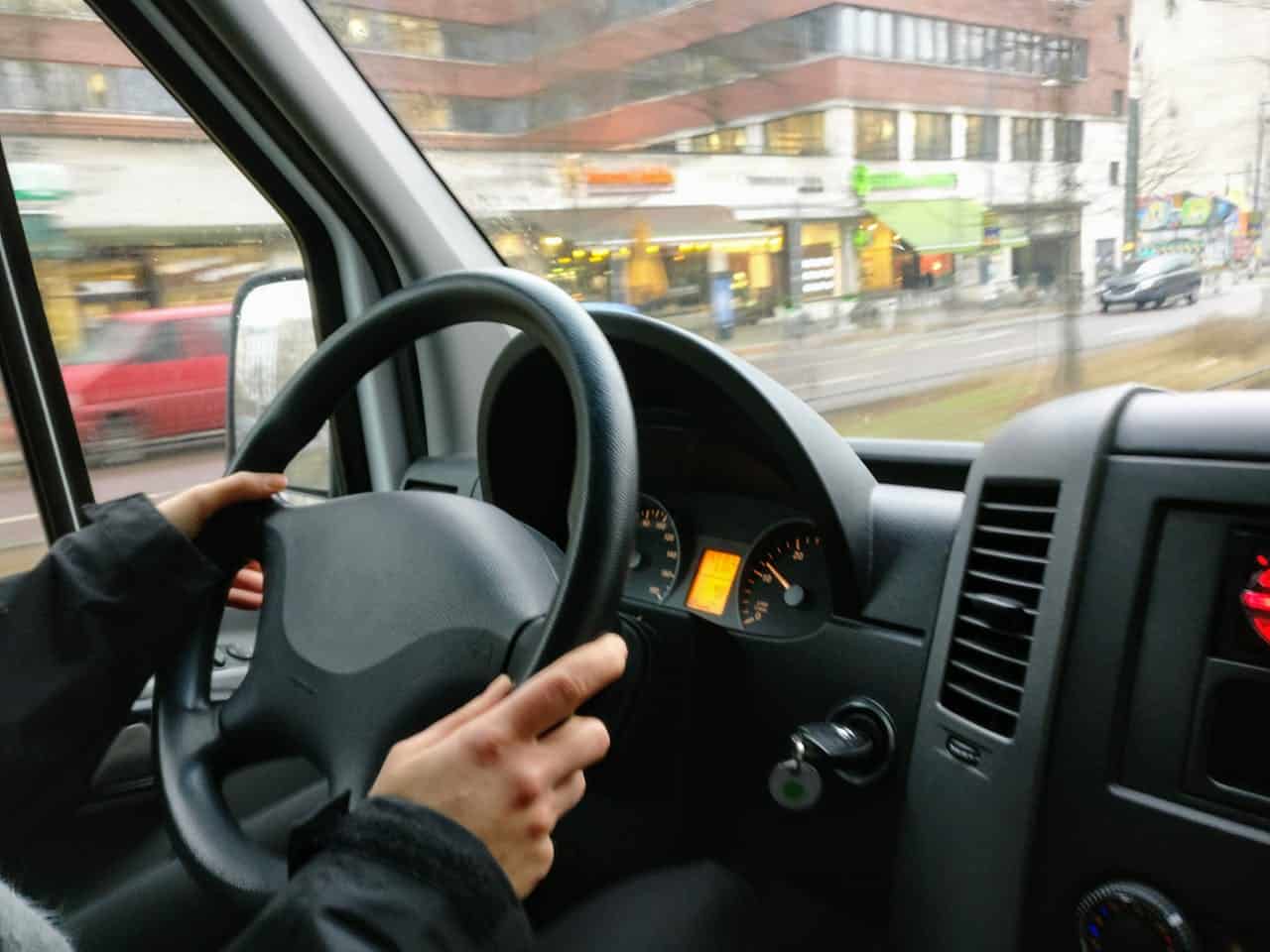 Conductor profesional al volante de un taxi de Taxi Garrucha
